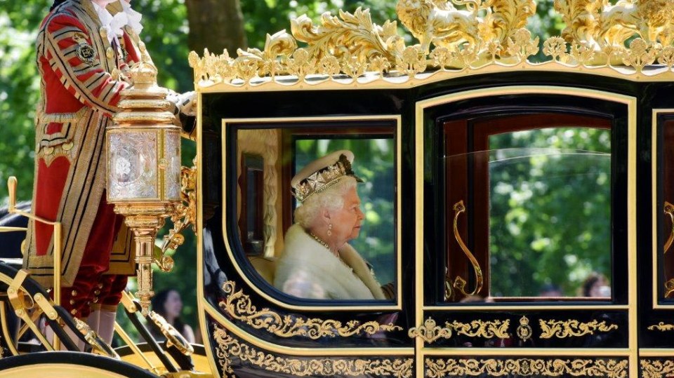 Alžběta II. míří na tradiční zahájení parlamentní schůze, kde si nasadí Imperiální korunu